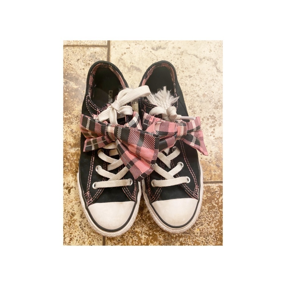 Converse with bow